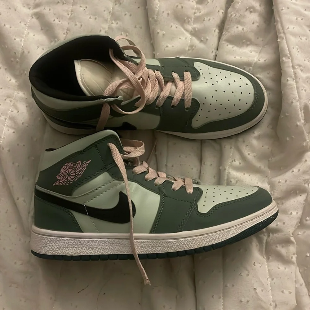 Green Jordan 1 mid - Picture 1 of 2